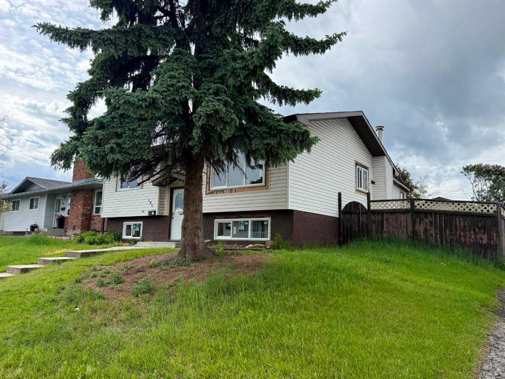 164 Manora Crescent NE photo 2