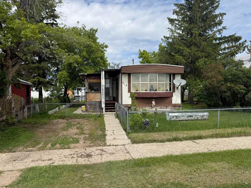 318 Railway Avenue W