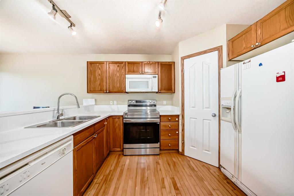 30 Covehaven View NE photo 4