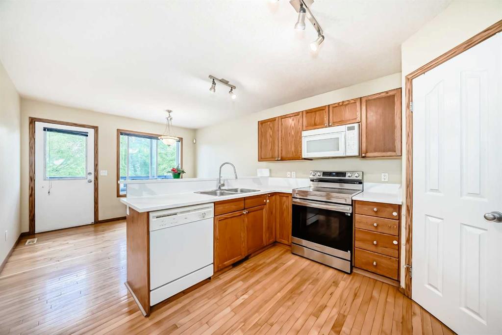 30 Covehaven View NE photo 5