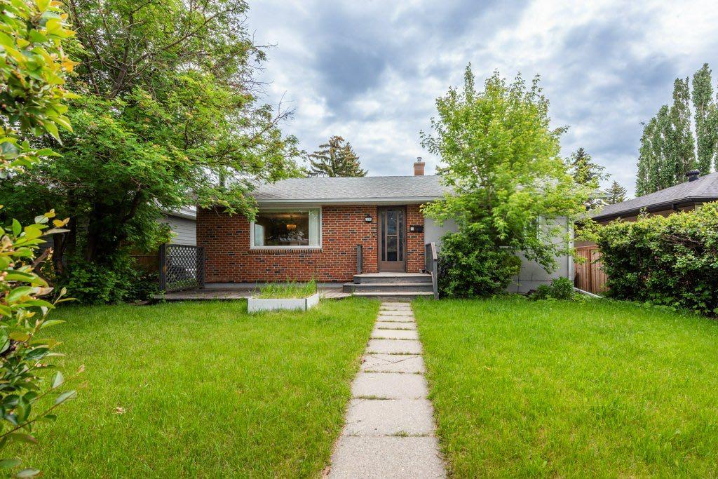 3136 46 Street SW photo 2