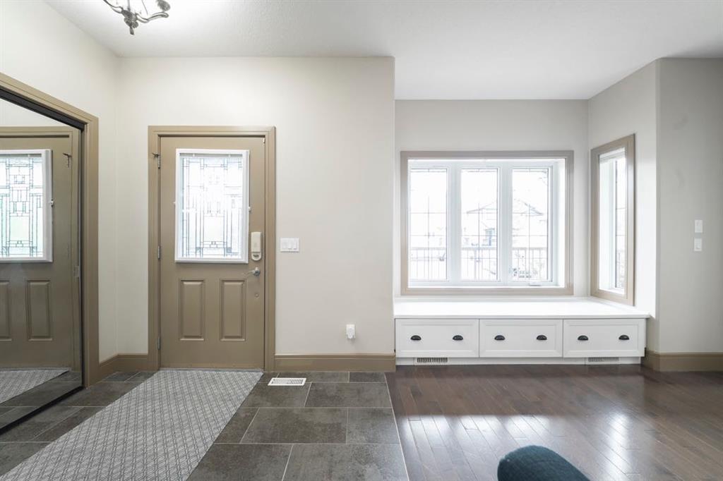 153 Walnut Crescent photo 2