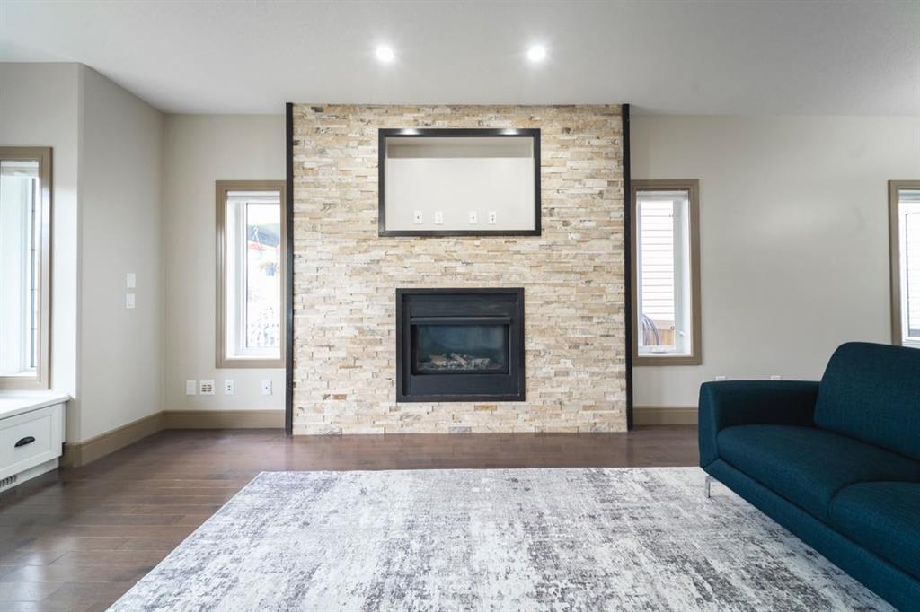 153 Walnut Crescent photo 4