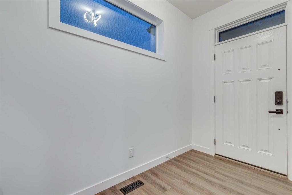 49 Masters Terrace SE photo 3