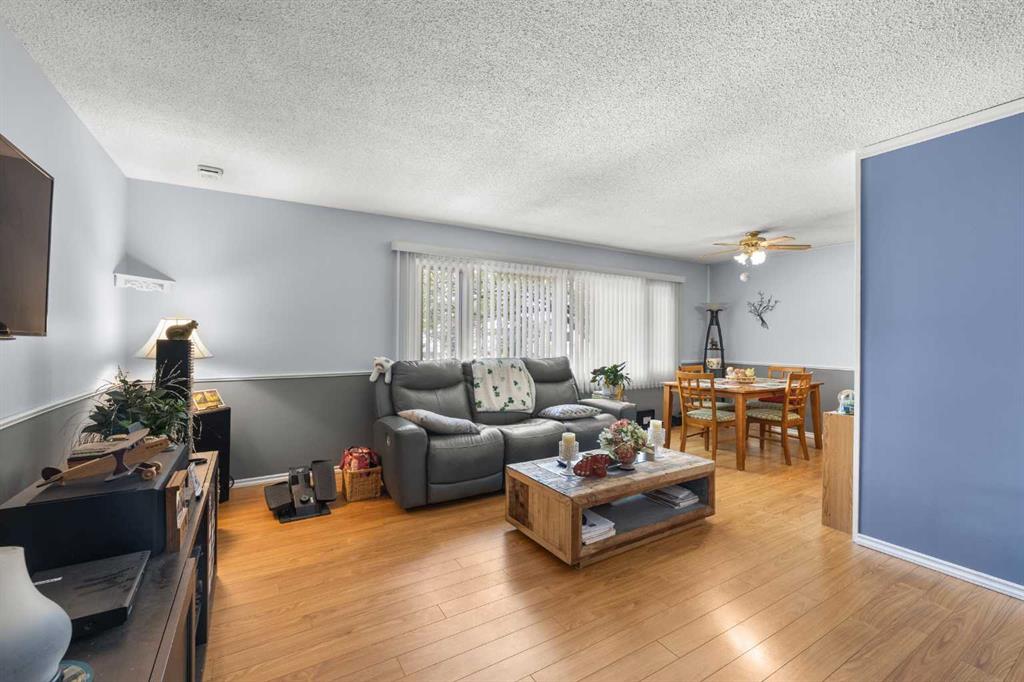 272 Huntington Close NE photo 2