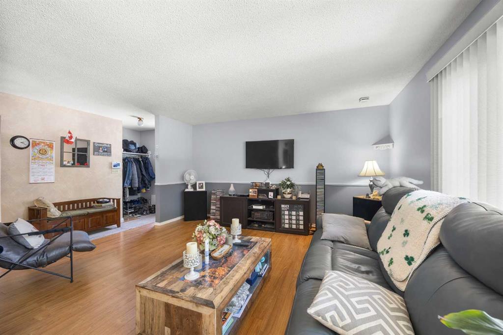272 Huntington Close NE photo 3