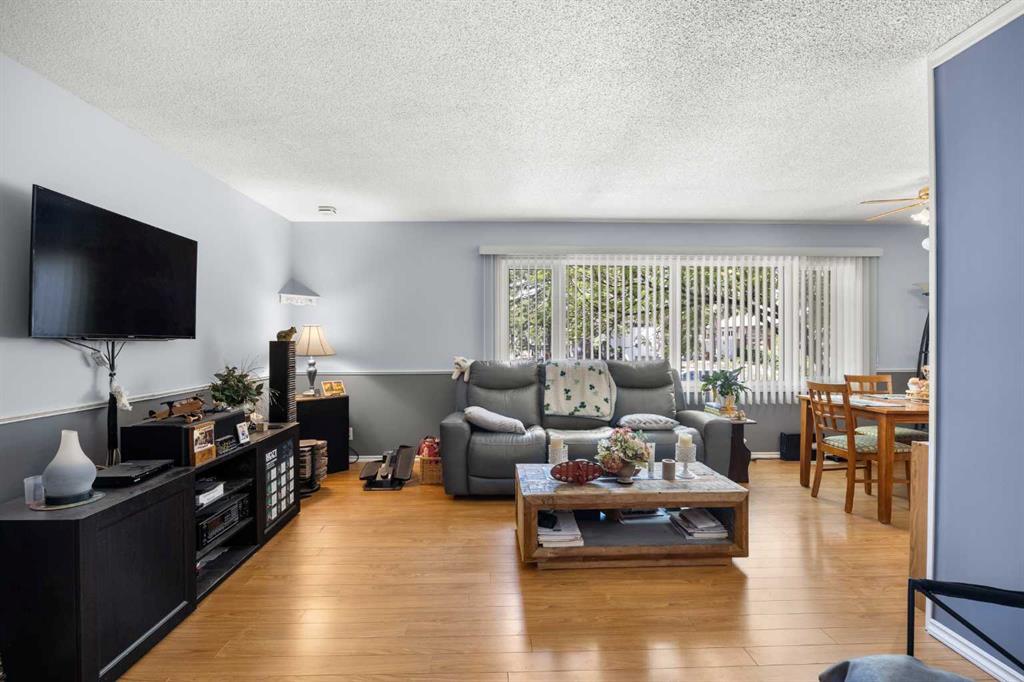 272 Huntington Close NE photo 4