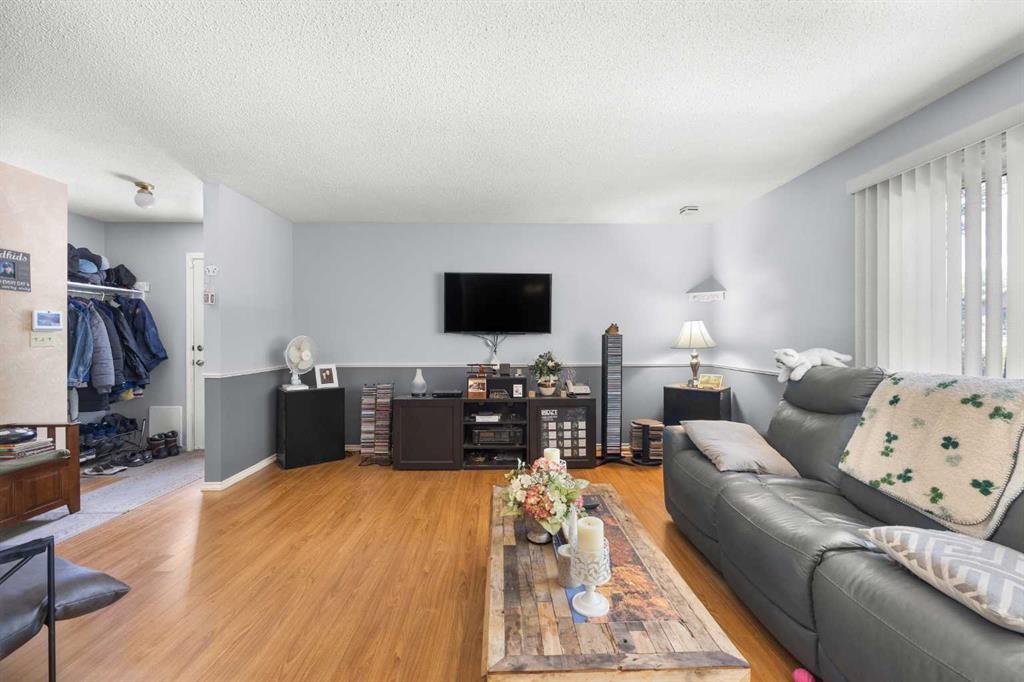 272 Huntington Close NE photo 5