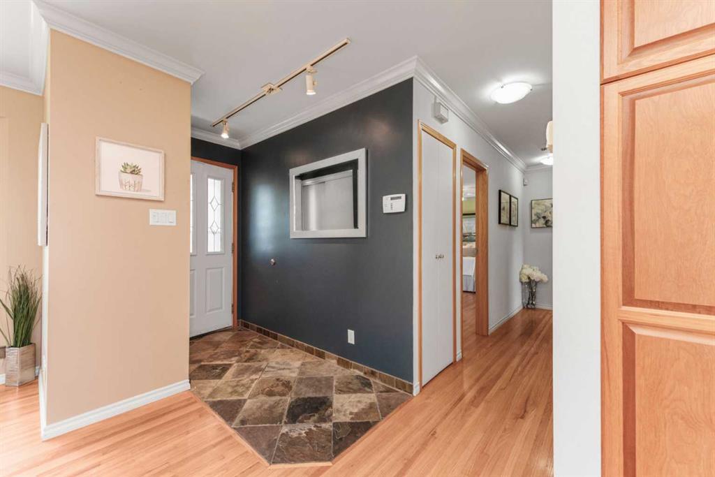 423 Spyhill Road NW photo 2