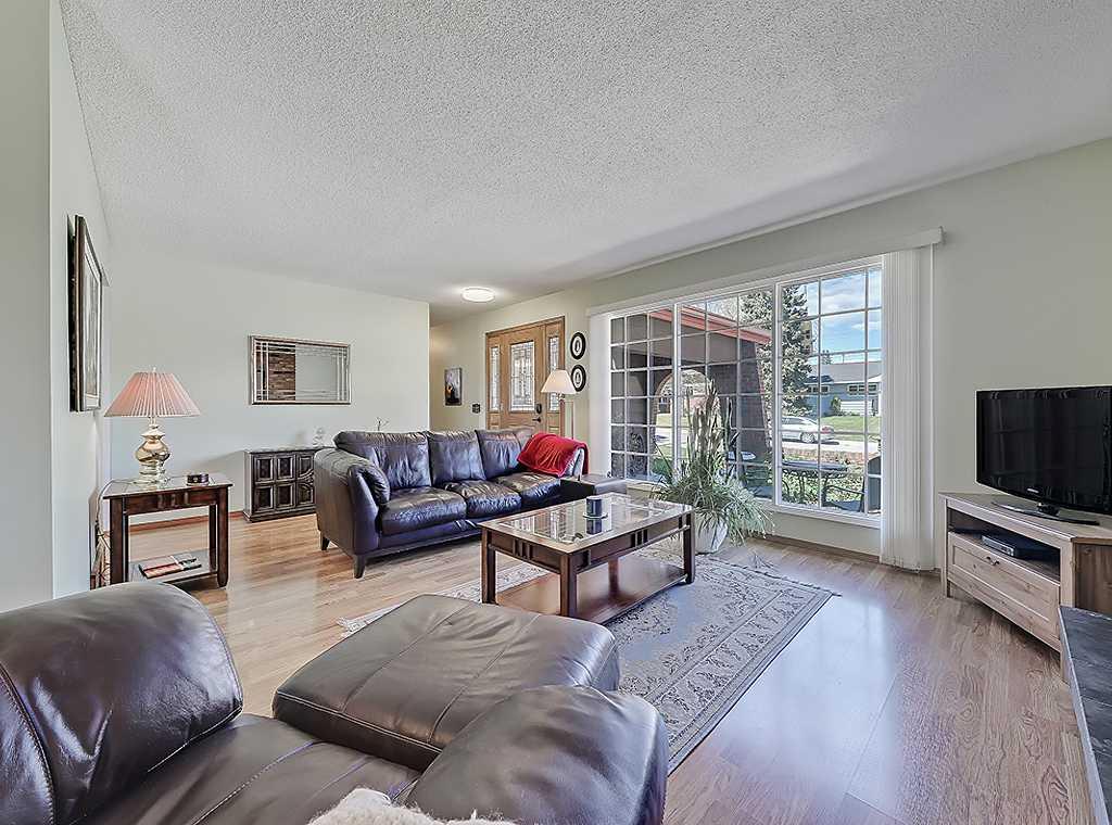 728 Parkvalley Road SE photo 4