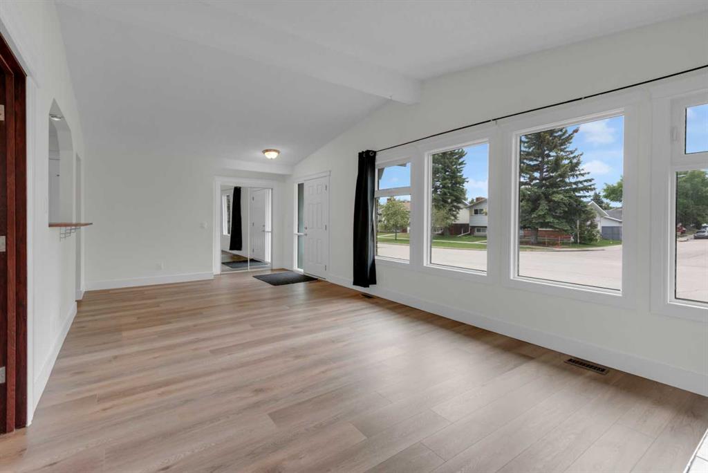 660 Queen Charlotte Drive SE photo 4