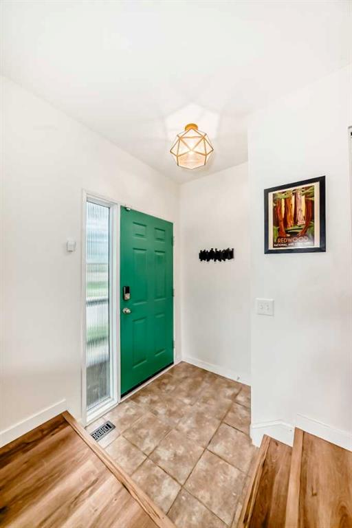 584 Woodhill Place SW photo 3