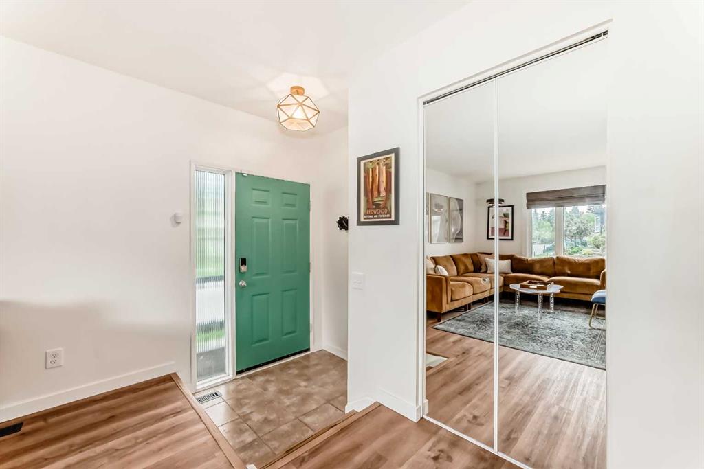 584 Woodhill Place SW photo 4