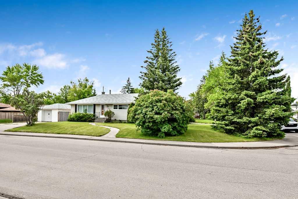3807 25 Avenue SW photo 2