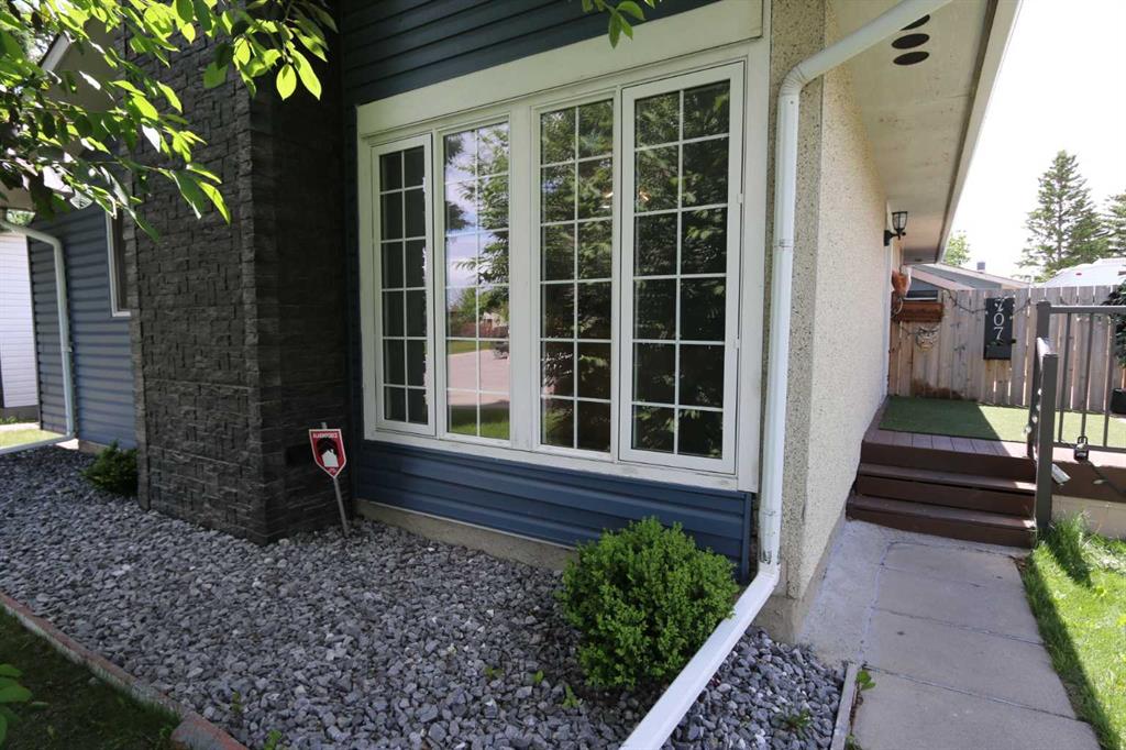707 Malvern Drive NE photo 2