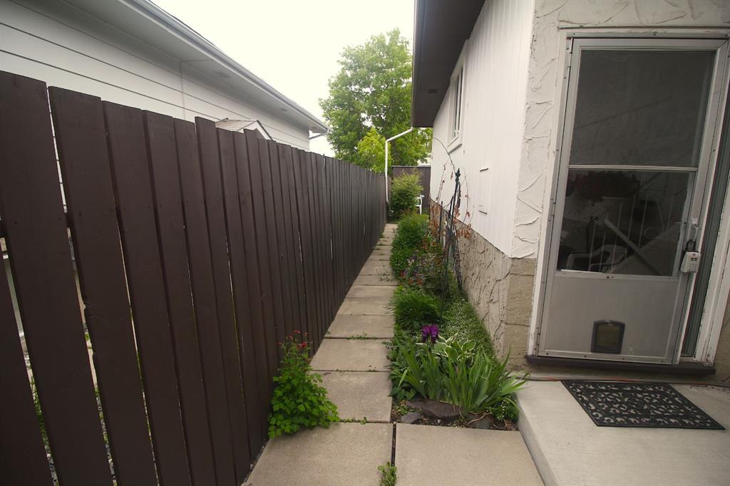 515 Blackthorn Road NE photo 5