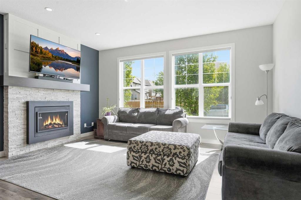 237 Mahogany Parade SE photo 2