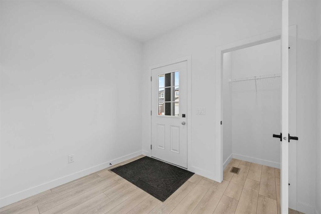 33 Hotchkiss Gardens SE photo 4