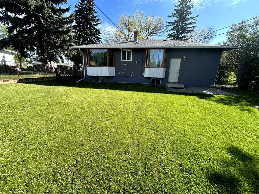 639 Thornhill Drive NW photo 3