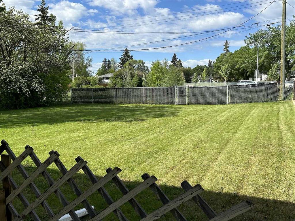 639 Thornhill Drive NW photo 5