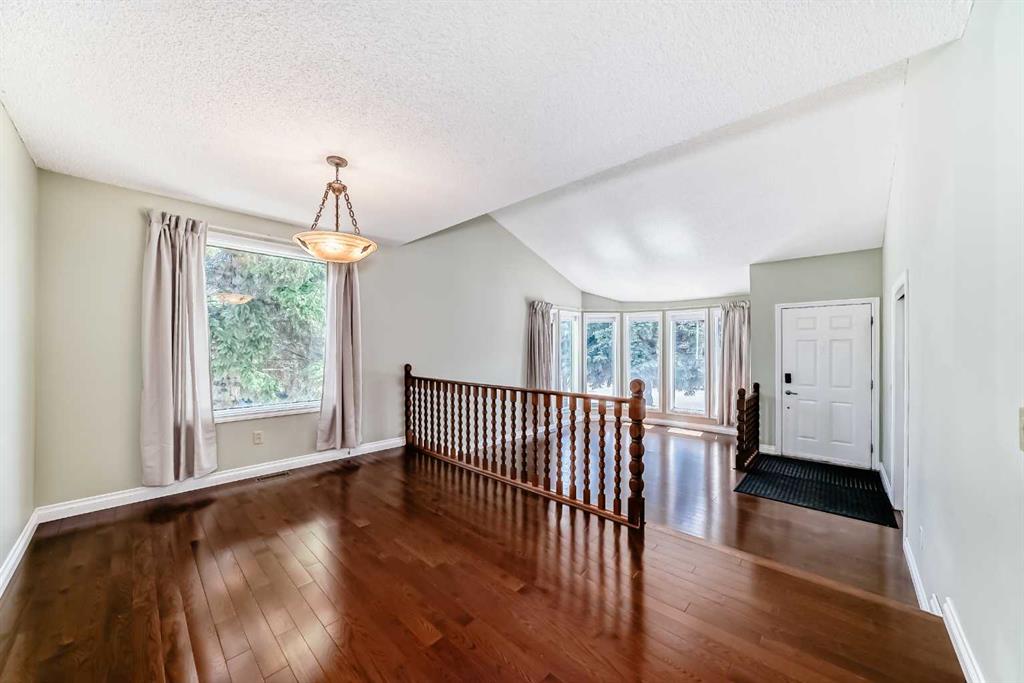 55 Woodstock Way SW photo 4