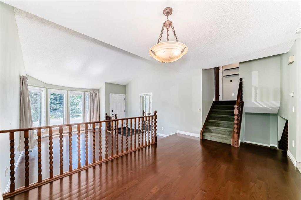 55 Woodstock Way SW photo 5