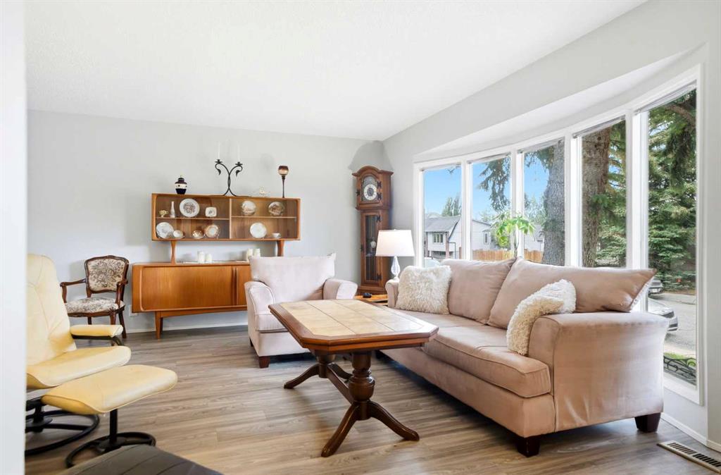 442 Queensland Place SE photo 2