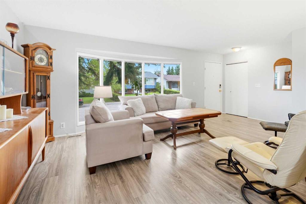 442 Queensland Place SE photo 4