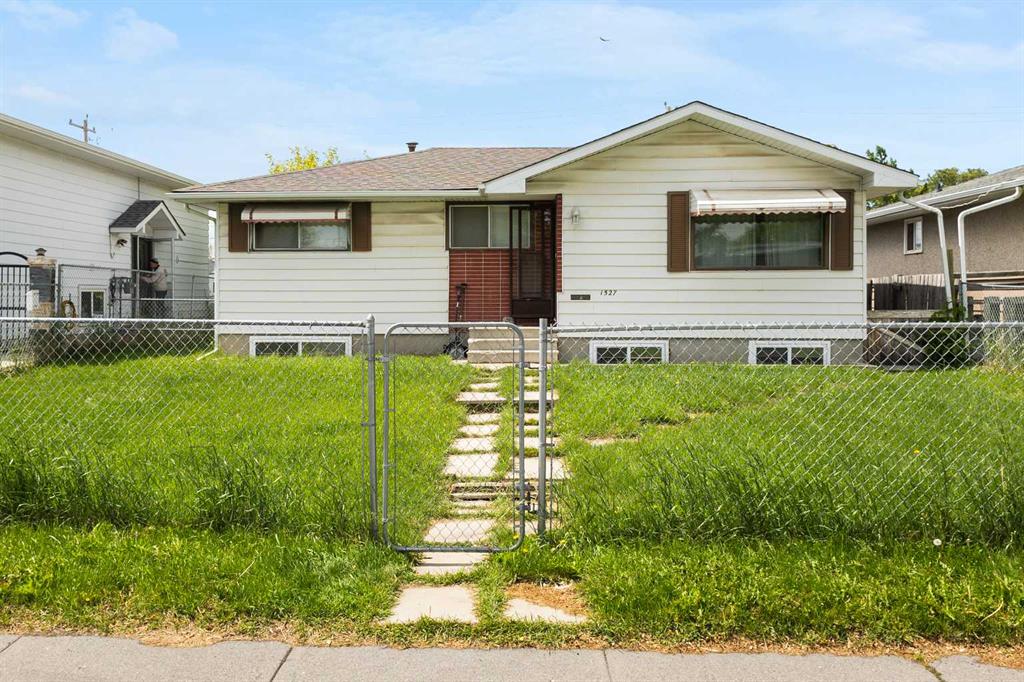 1527 46 Street SE photo 2