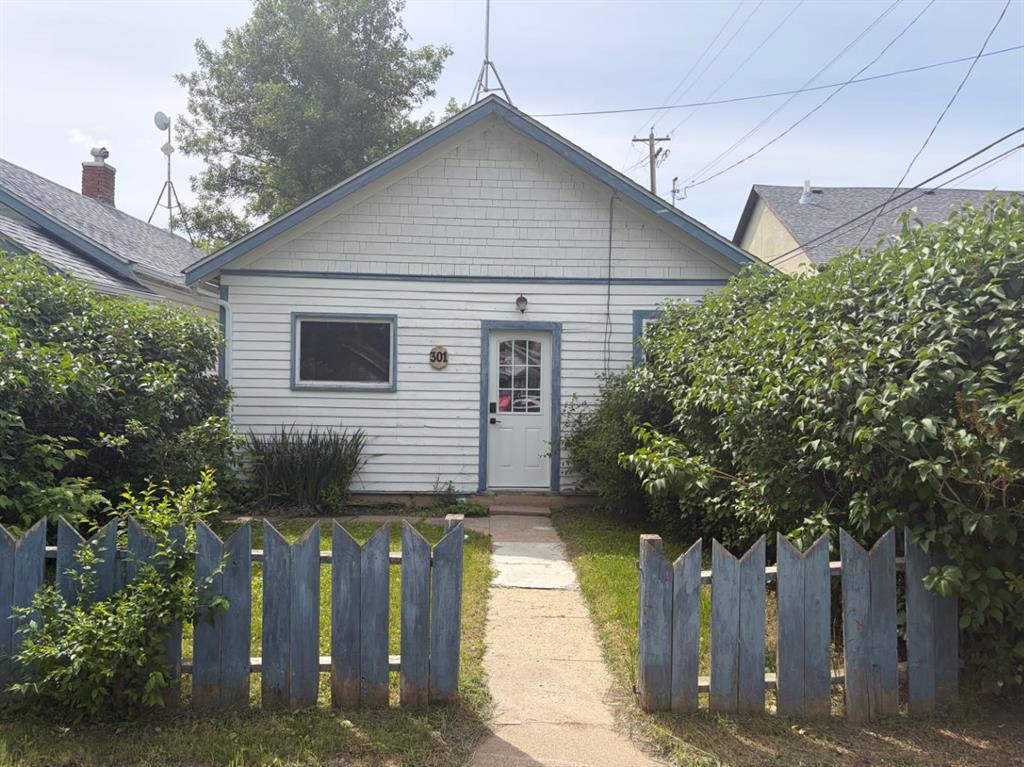 301 2 Street E