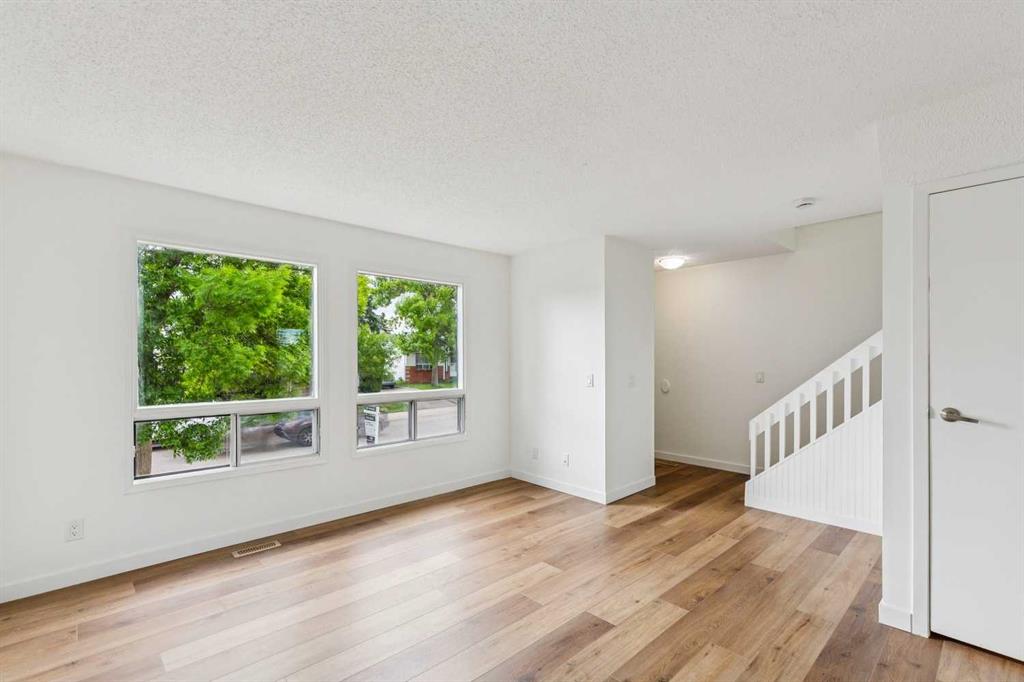 32 Castleglen Way NE photo 2