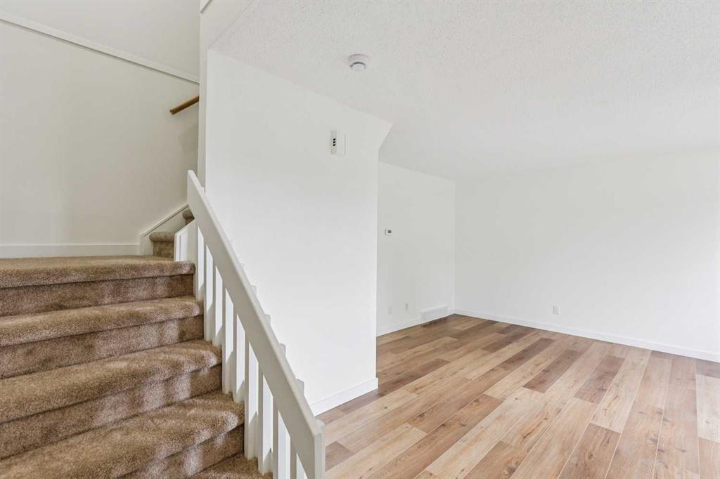 32 Castleglen Way NE photo 3