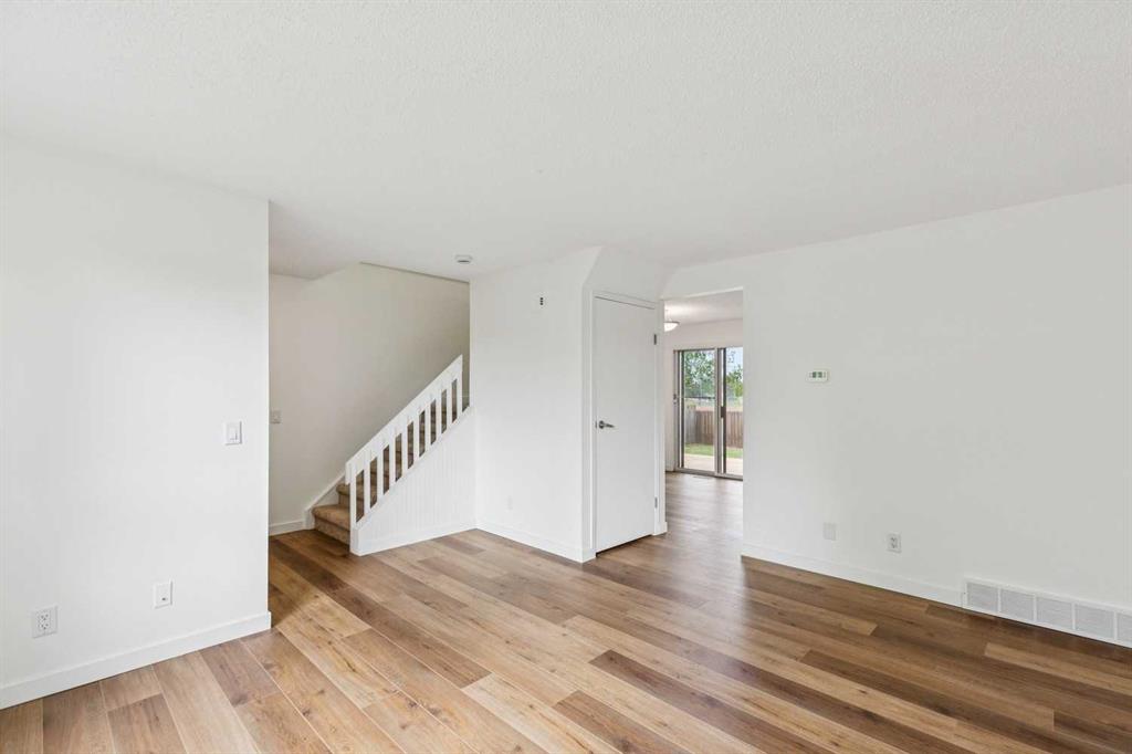 32 Castleglen Way NE photo 5