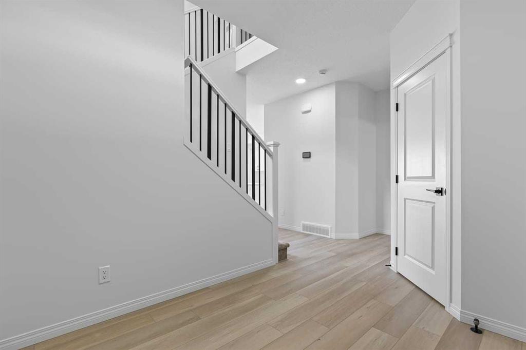 138 Corner Glen Square NE photo 2