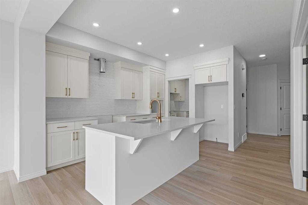 138 Corner Glen Square NE photo 4