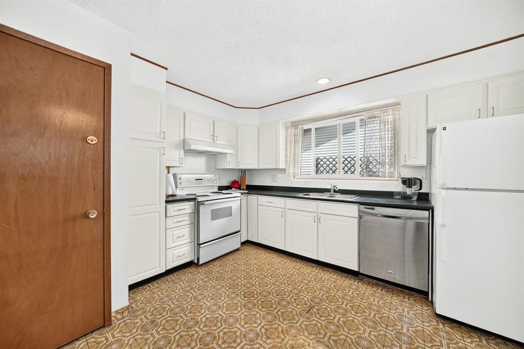 6539 54 Street NW photo 3