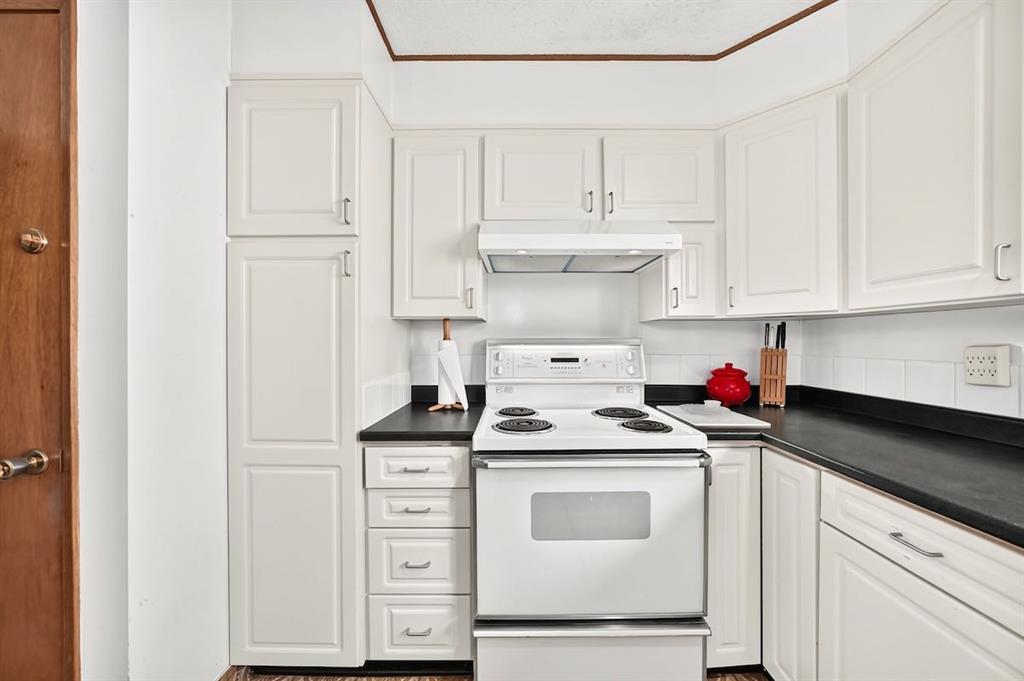 6539 54 Street NW photo 4