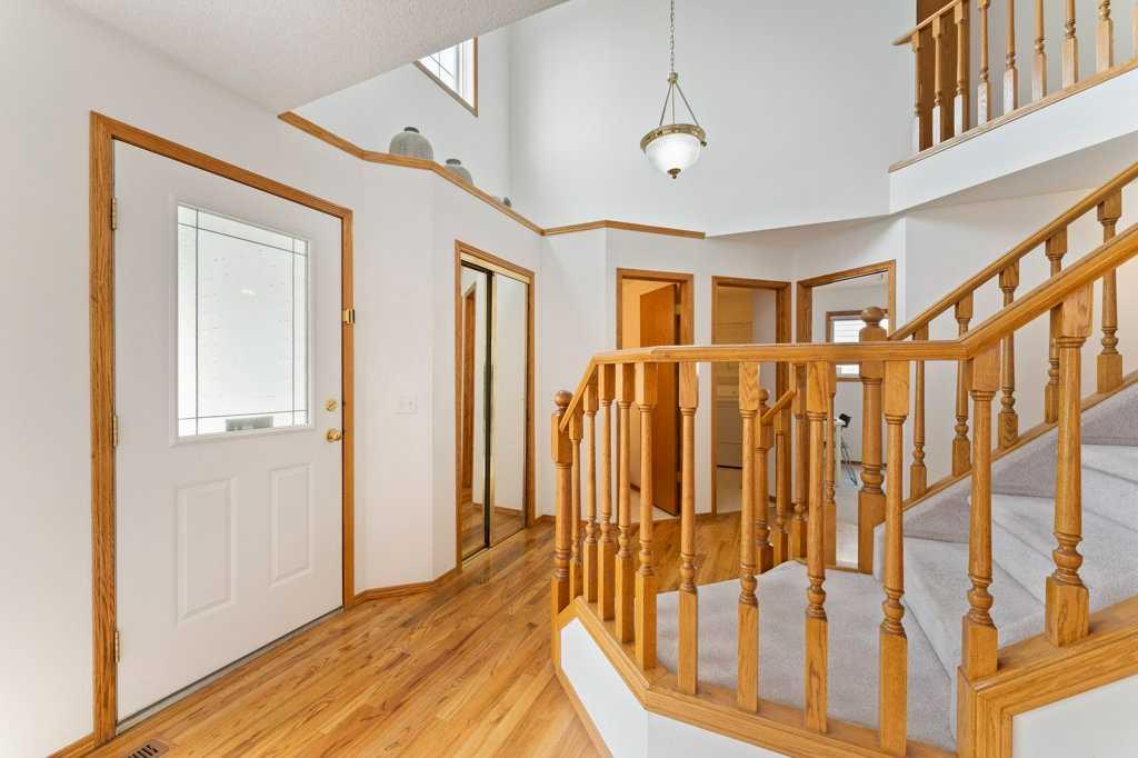 62 Edgebrook Heights NW photo 2