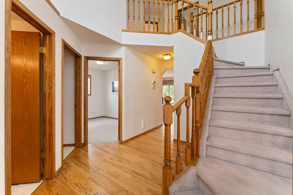62 Edgebrook Heights NW photo 3