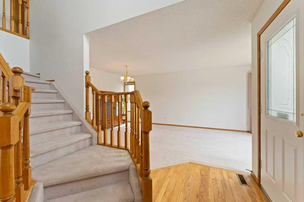 62 Edgebrook Heights NW photo 4