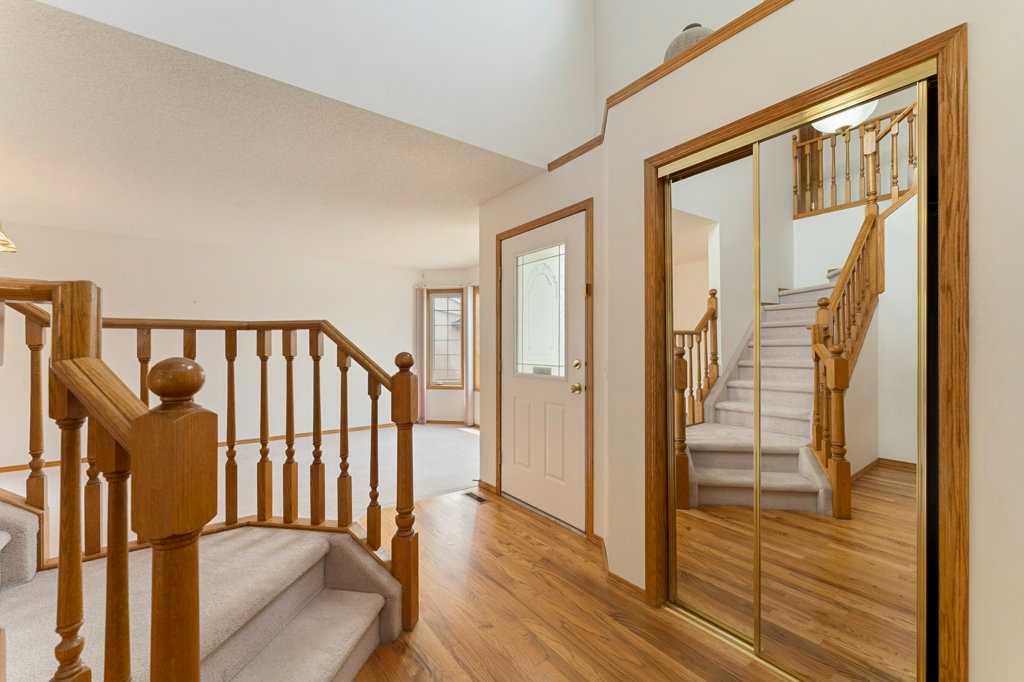 62 Edgebrook Heights NW photo 5