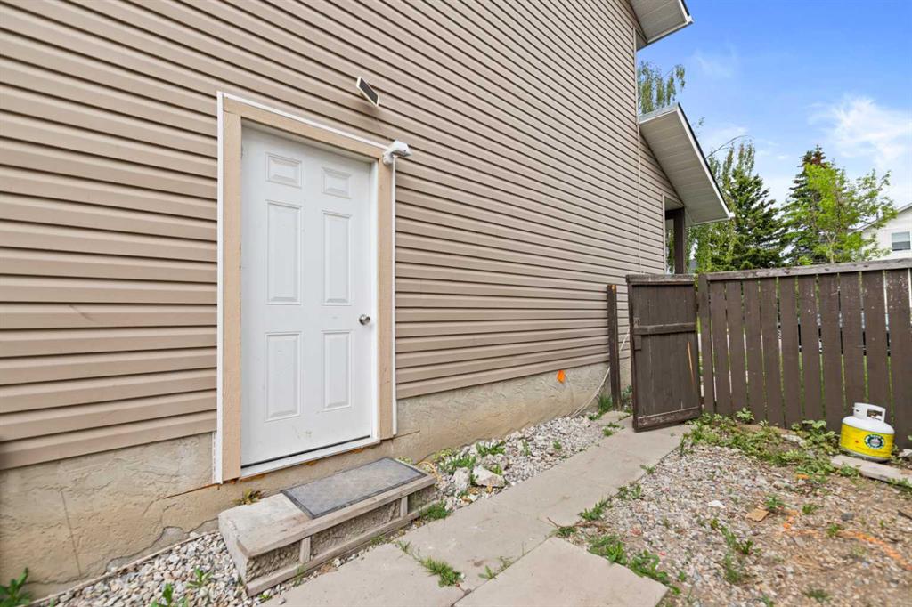 84 Martindale Close NE photo 3