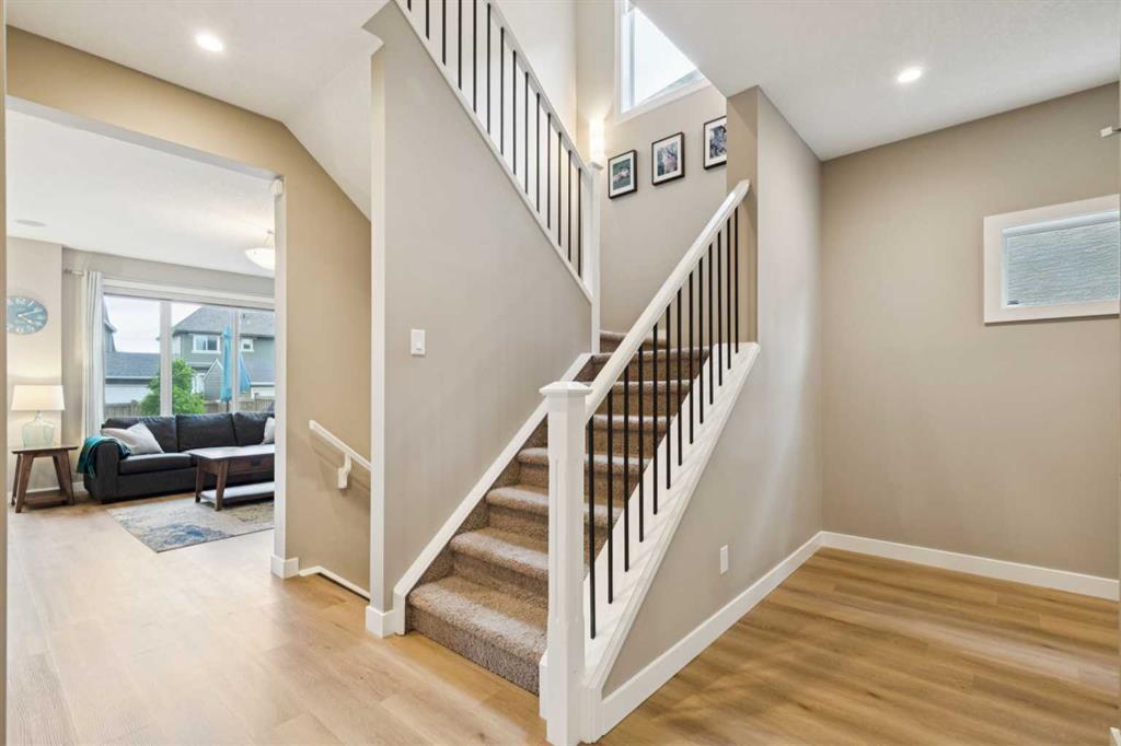 52 Marquis Crescent SE photo 3