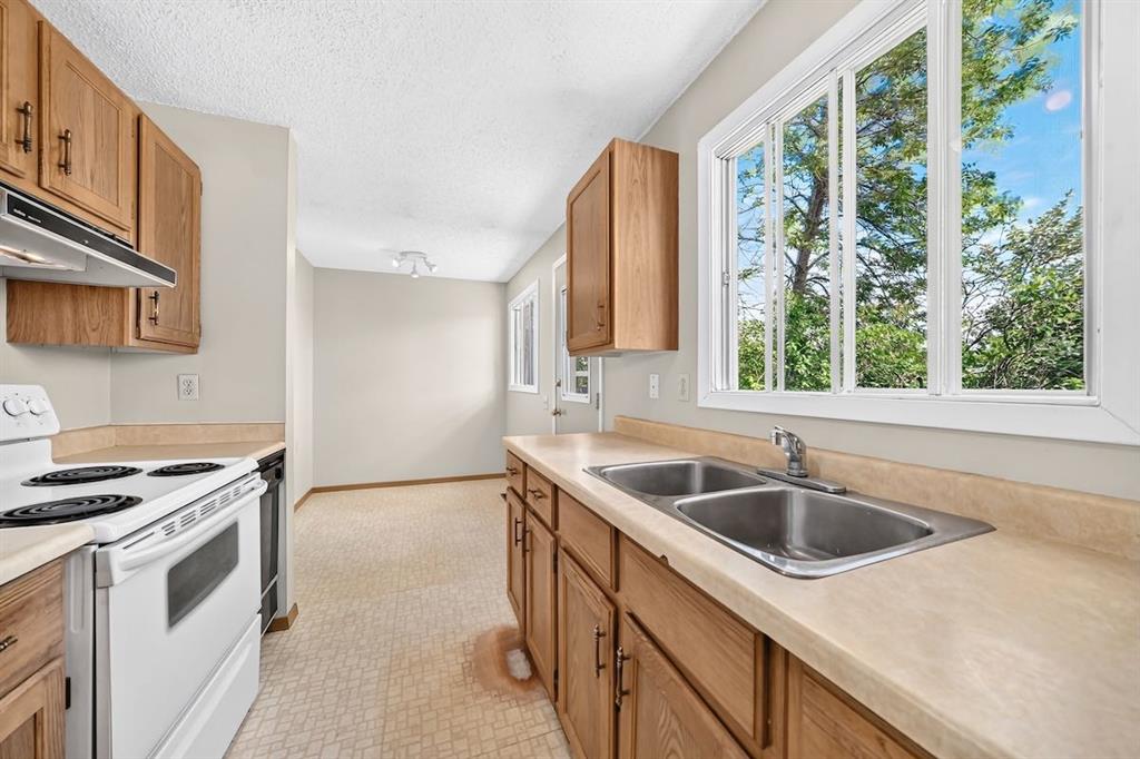 103 Rivervalley Crescent SE photo 4