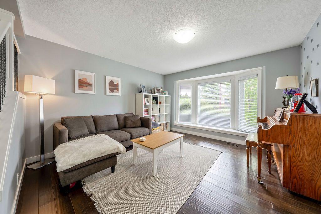 15 Woodmont Green SW photo 3