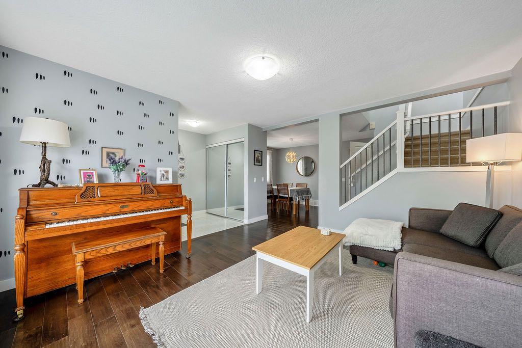 15 Woodmont Green SW photo 4