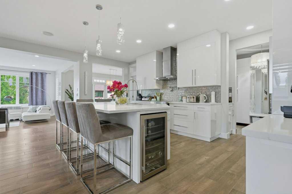 73 Westpark Crescent SW photo 2