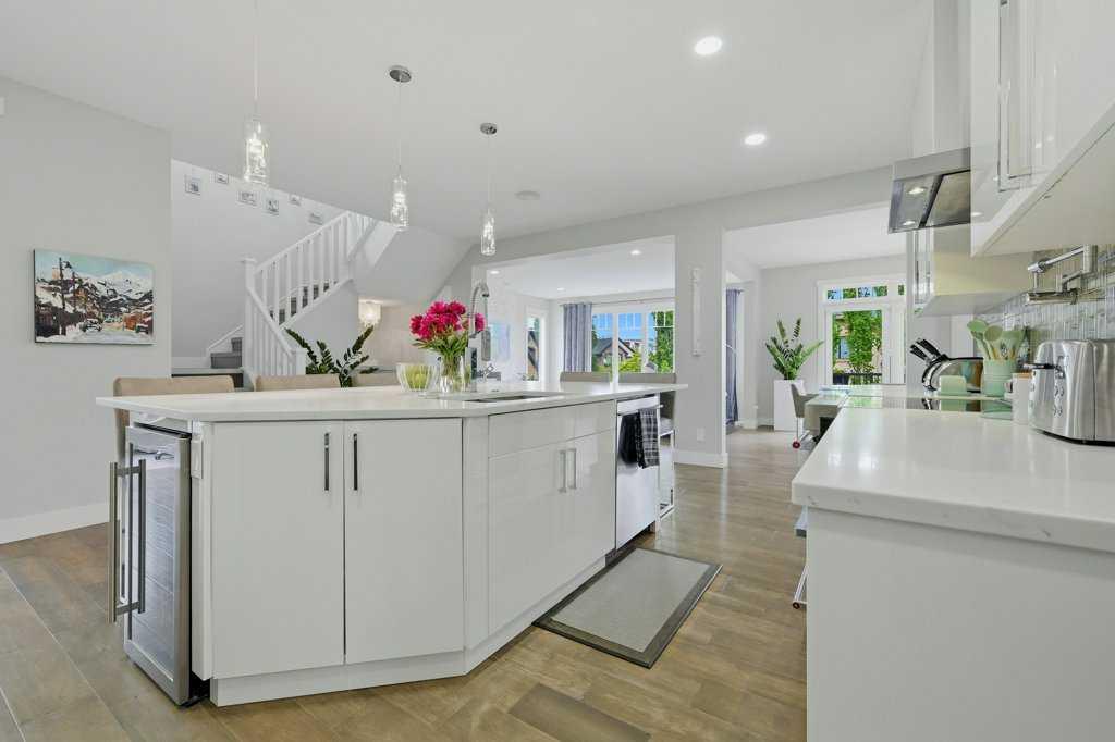 73 Westpark Crescent SW photo 4