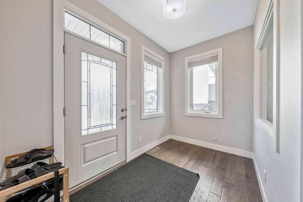 82 Panton View NW photo 2
