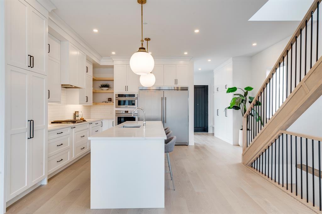 640 37 Street SW photo 3